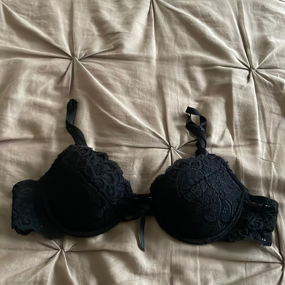 Black lace bra size 75B or 34A